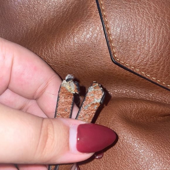 A denverhayes shoulder side purse. Used and has a fractured to the zipper tags. - Picture 3 of 4